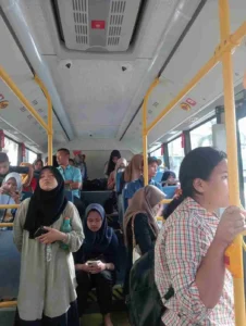 Potret Penumpang Bus Listrik