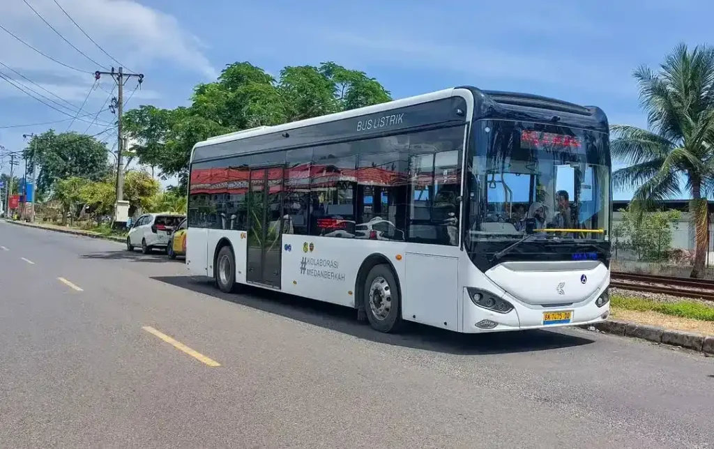 Naik Bus Listrik Medan