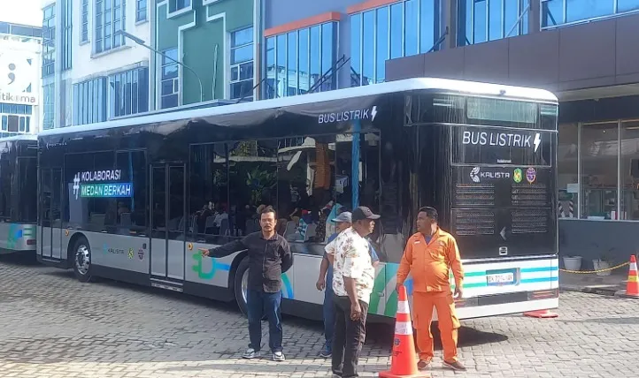 Penumpang Bus Listrik Medan