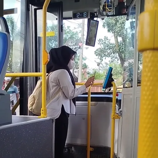 Cara Bayar Bus Listrik Pakai QRIS